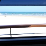 Blick aus dem Wohnmobil auf den Strand