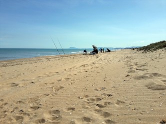 Angler am Strand von Tavernes de la Valldigna
